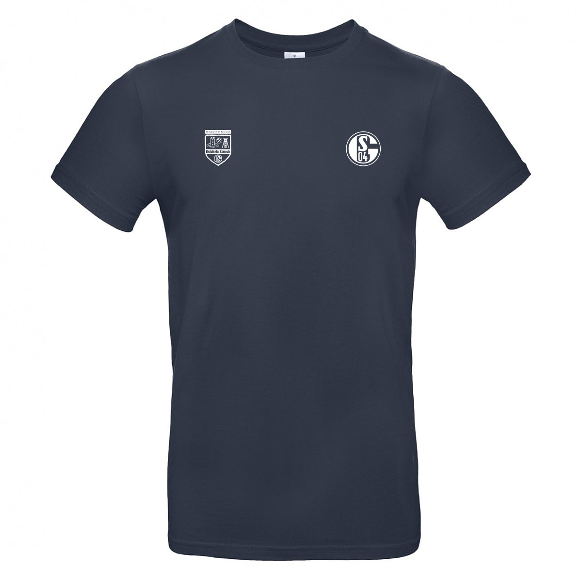 Dunkelblaues T-Shirt mit Rundhalsausschnitt. Auf der rechten Brust das Vereinslogo ‚S04‘. Links daneben ein Wappen-Logo mit der Aufschrift ‚Bielefelder Kumpels‘.