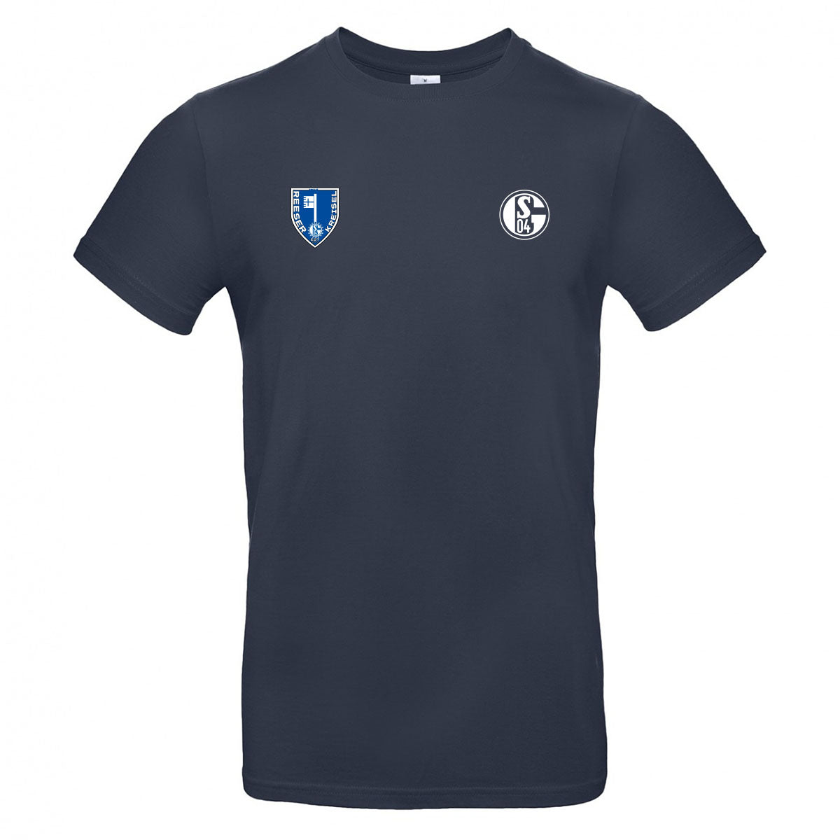 Dunkelblaues T-Shirt mit Rundhalsausschnitt. Rechts auf der Brust das Schalke-Logo ‚S04‘. Links daneben ein Wappen-Logo mit der Aufschrift ‚Reeser Kreisel‘.