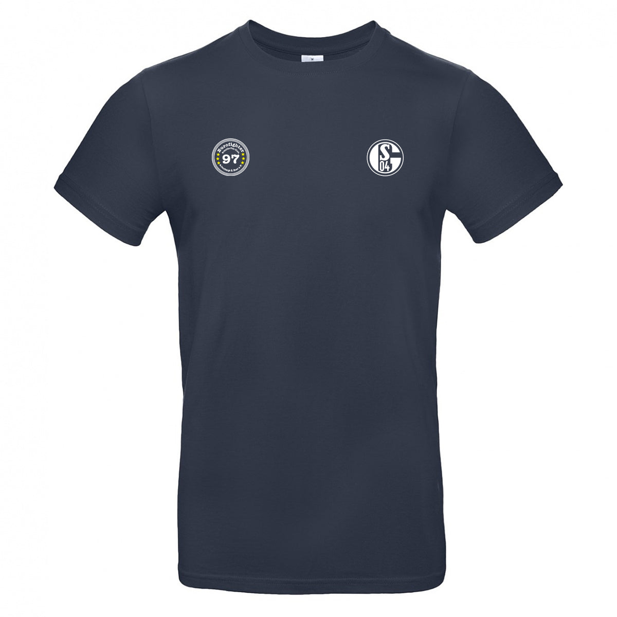 Dunkelblaues T-Shirt mit Schalke 04-Logo auf der rechten Brustseite und rundem Fanclub-Logo „Eurofighter 97“ in Blau-Weiß auf der linken Brustseite.