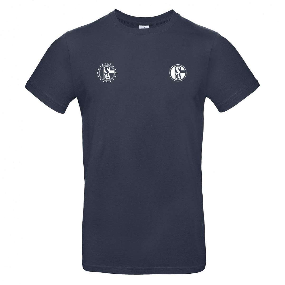 Dunkelblaues T-Shirt mit Rundhalsausschnitt. Auf der rechten Brust das Vereinslogo ‚S04‘. Links daneben ein rundes Emblem mit dem Schriftzug ‚SFCV‘ über dem Schalke-Logo, eingefasst von Sternen.