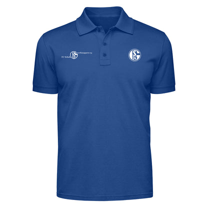 Königsblaues Poloshirt mit Kragen, kurzer Knopfleiste und kurzen Ärmeln. Auf der linken Brust befindet sich ein rundes Vereinslogo mit der Aufschrift ‚S04‘. Links daneben steht ein weißer Schriftzug mit kleinem Logo und der Aufschrift ‚FC Schalke 04 – Steverknappen 04‘.
