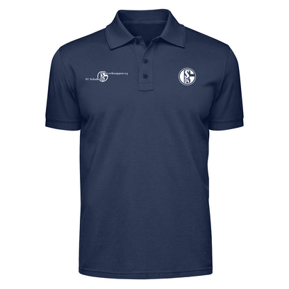 Dunkelblaues Poloshirt mit Kragen, kurzer Knopfleiste und kurzen Ärmeln. Auf der linken Brust befindet sich ein rundes Vereinslogo mit der Aufschrift ‚S04‘. Links daneben steht ein weißer Schriftzug mit kleinem Logo und der Aufschrift ‚FC Schalke 04 – Steverknappen 04‘.