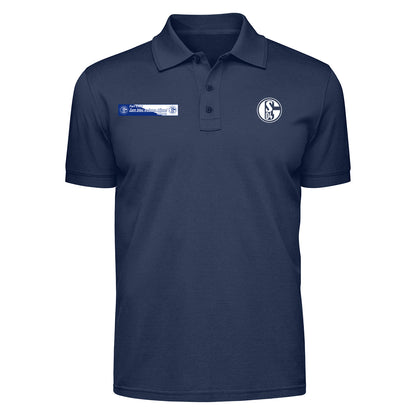 Dunkelblaues Poloshirt mit Kragen, kurzer Knopfleiste und kurzen Ärmeln. Auf der linken Brust ist ein rundes Vereinslogo mit der Aufschrift ‚S04‘ angebracht, daneben ein rechteckiger Patch mit unleserlichem Schriftzug.