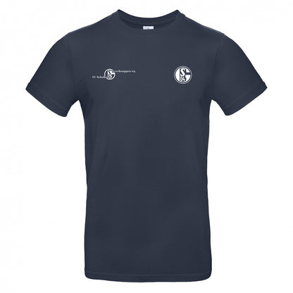 Dunkelblaues T-Shirt mit Rundhalsausschnitt und kurzen Ärmeln. Auf der linken Brust befindet sich ein rundes Vereinslogo mit der Aufschrift ‚S04‘. Links daneben ist ein weißer Schriftzug mit kleinem Logo und der Aufschrift ‚FC Schalke 04 – Steverknappen 04‘