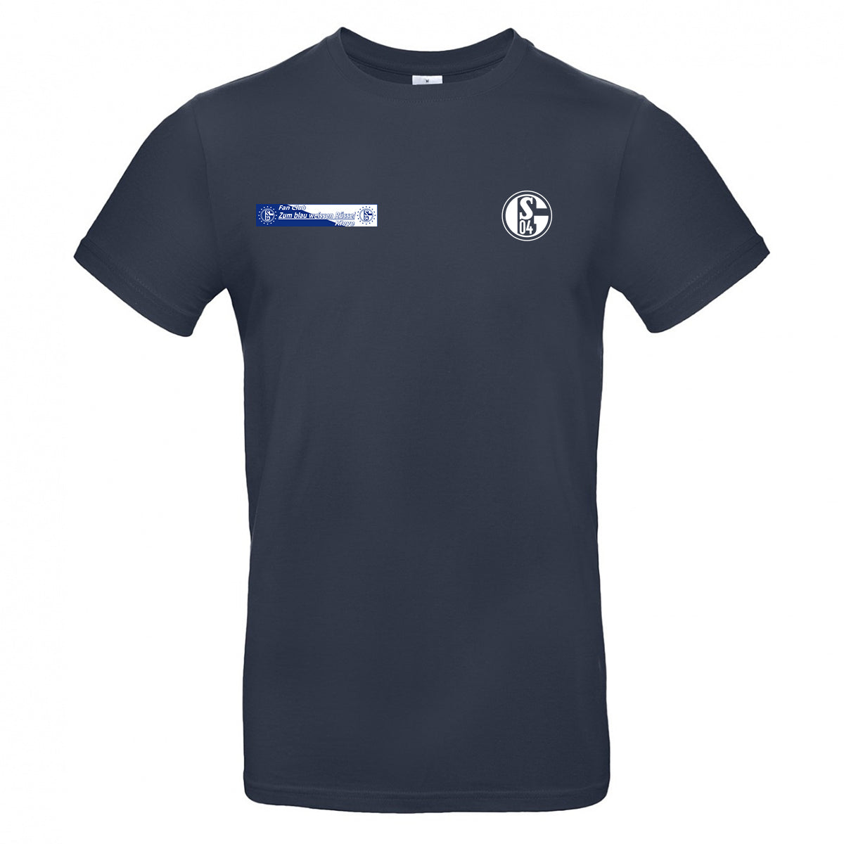 Dunkelblaues T-Shirt mit Rundhalsausschnitt und kurzen Ärmeln. Auf der linken Brust befindet sich ein rundes Vereinslogo mit der Aufschrift ‚S04‘, daneben ein rechteckiger Patch mit unleserlichem Schriftzug.
